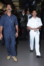 Amitabh Bachchan snapped at international airport in Mumbai on 11th Dec 2012 (11).JPG